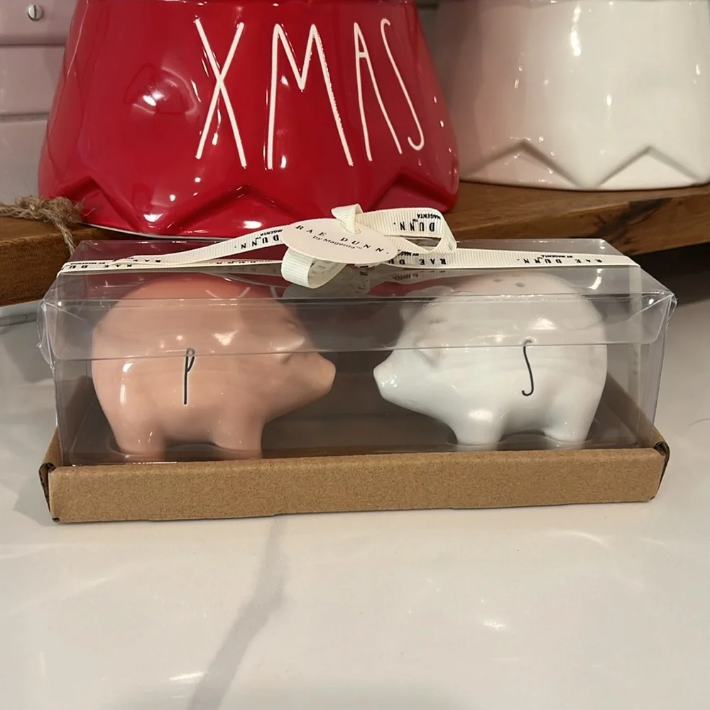 Cute. Rae Dunn. pig. salt and pepper